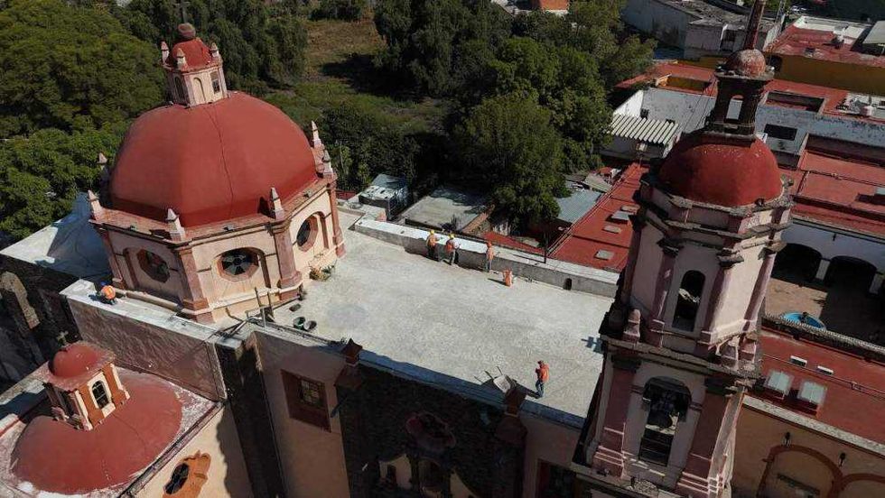 Alcalde Roberto Cabrera Valencia supervisa trabajos de rehabilitación en Parroquia de Santo Domingo en San Juan del Río.