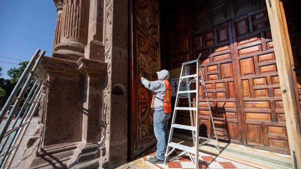 Alcalde Roberto Cabrera Valencia supervisa trabajos de rehabilitación en Parroquia de Santo Domingo en San Juan del Río.