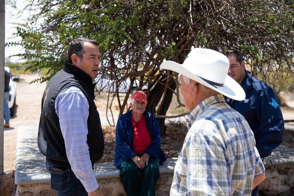 Alcalde Roberto Cabrera Valencia visita Rinc\u00f3n de Santa Rita en San Juan del R\u00edo con funcionarios municipales
