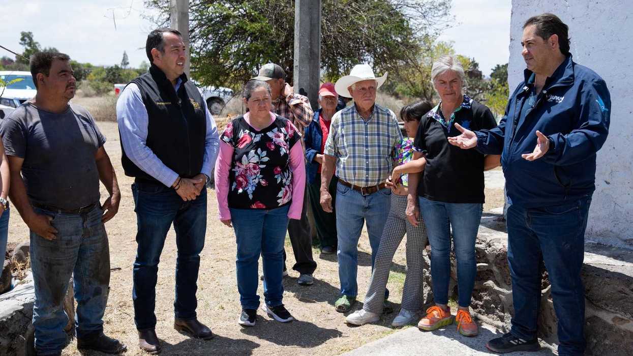 Alcalde Roberto Cabrera Valencia visita Rincón de Santa Rita en San Juan del Río con funcionarios municipales