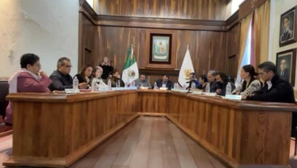 Alcalde Roberto Carlos Cabrera Valencia conduce sesión ordinaria del Ayuntamiento.