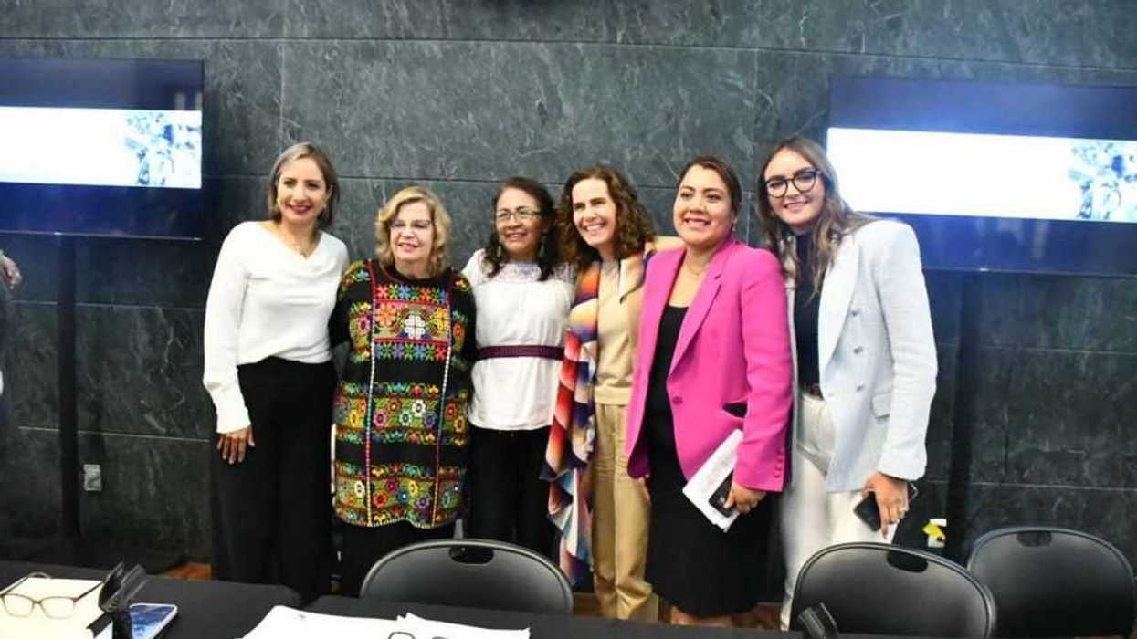 Alcaldesa de Ezequiel Montes asiste a panel conmemorativo en Los Pinos.