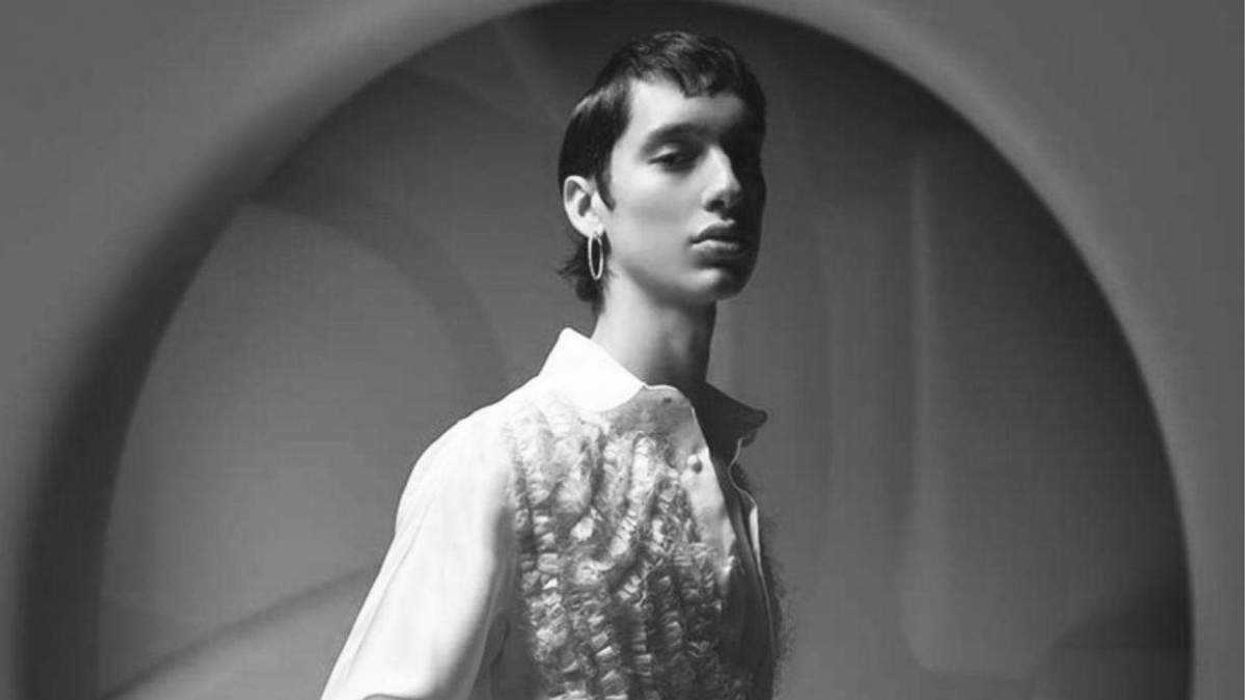 Alejandro Carlín presenta la colección "Negro" con Fashion Mist, integrando diseño textil y notas olfativas en Volvo Fashion Week México 2025.