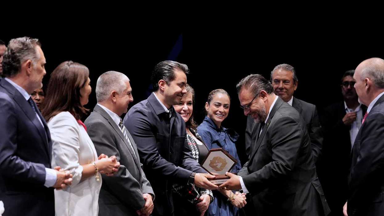 Alejandro Guillermo De los Cobos de León recibe el reconocimiento al Profesionista del Año 2025 durante la ceremonia organizada por la FECAPEQ en el Teatro Metropolitano de Querétaro.