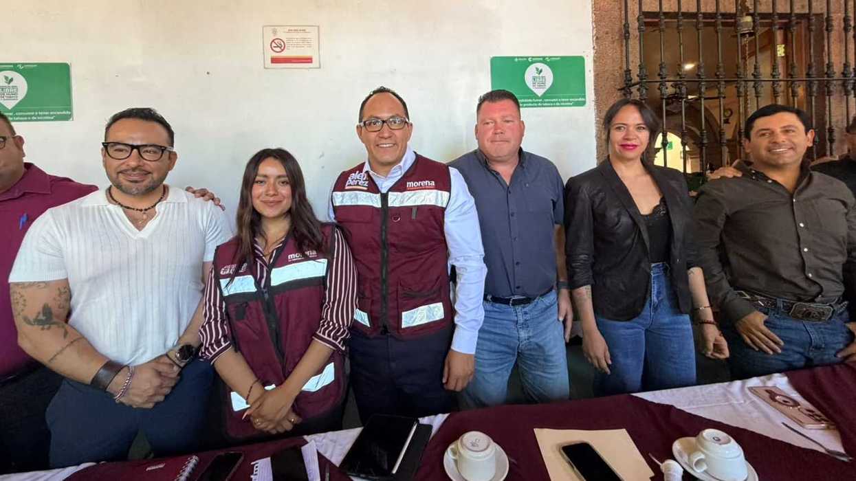Alejandro Pérez, secretario general de Morena Querétaro, y el diputado Edgar Inzunza Ballesteros acompañados de integrantes del equipo durante la rueda de prensa en San Juan del Río, agosto 2026