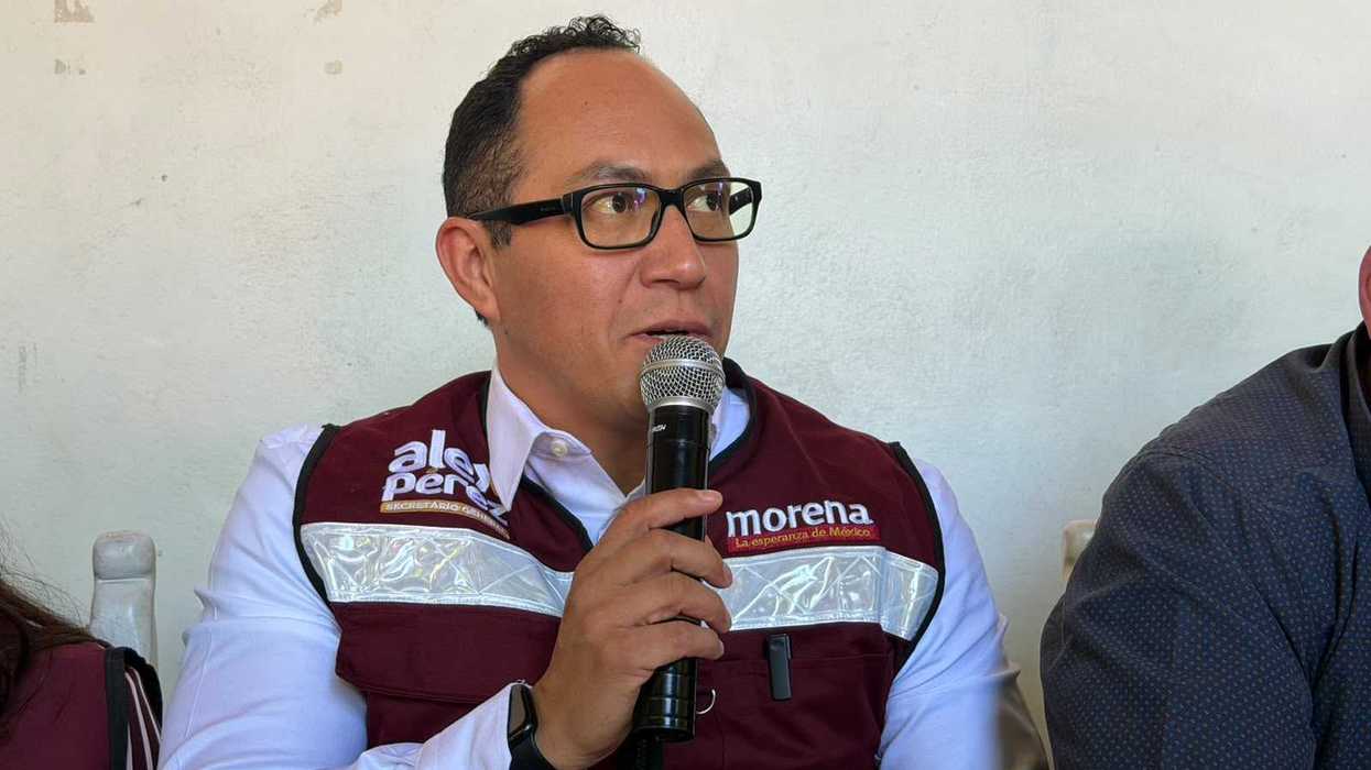 Alejandro Pérez, secretario general de Morena Querétaro, y el diputado Edgar Inzunza durante rueda de prensa en San Juan del Río, agosto 2026