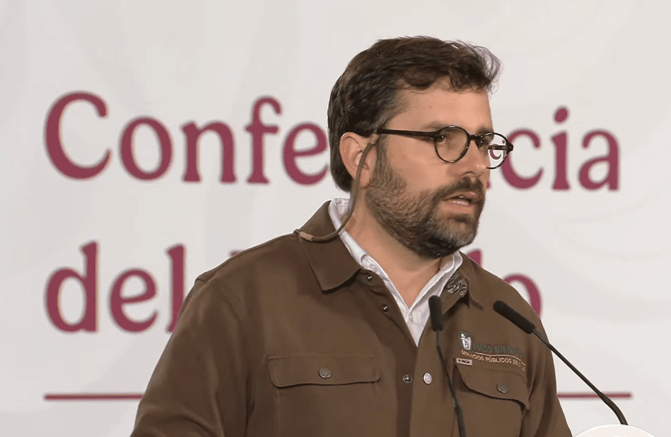 Alejandro Svarch habla durante la conferencia matutina de la Presidencia.