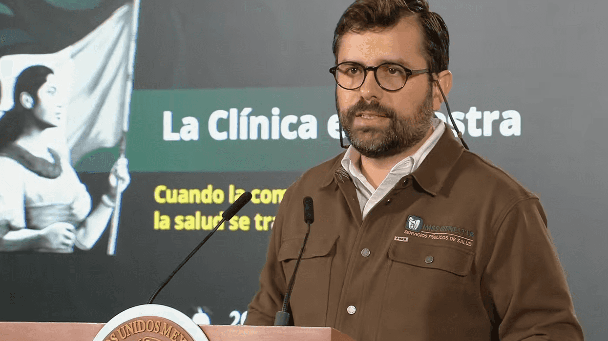 Alejandro Svarch habla durante la conferencia matutina de la Presidencia.