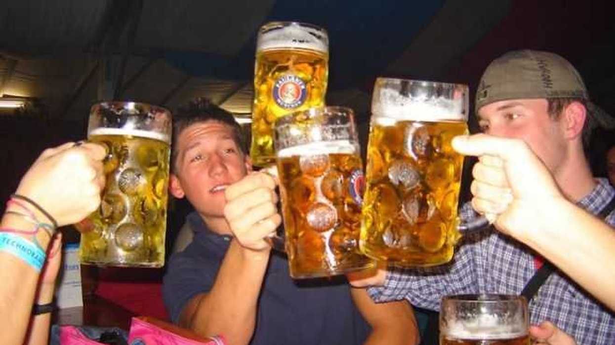 alemanes-celebran-hoy-el-dia-del-padre-con-mucha-cerveza