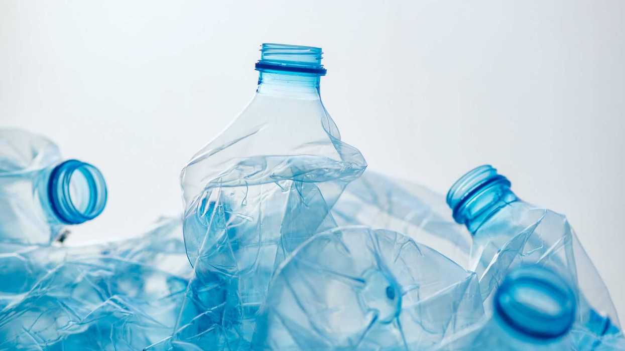 Alertan sobre catástrofe ambiental por gránulos de plástico. AFP.