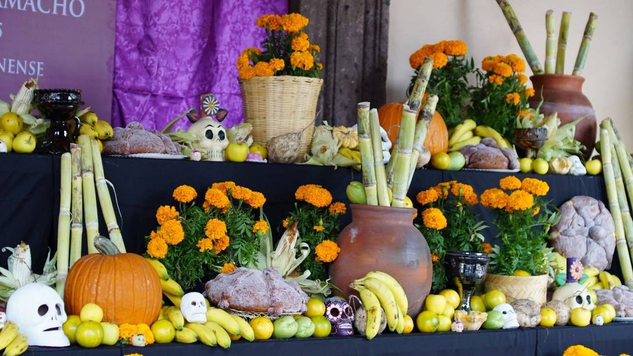 Altar de Día de Muertos con el retrato de Restituto Rodríguez Camacho en el Portal del Diezmo