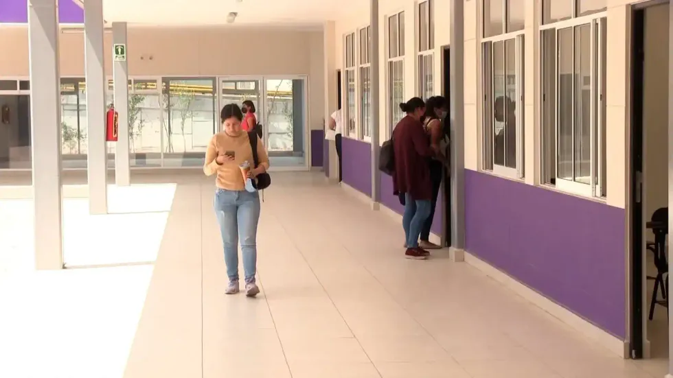 Alumnas caminan por un pasillo de la Universidad de las Mujeres