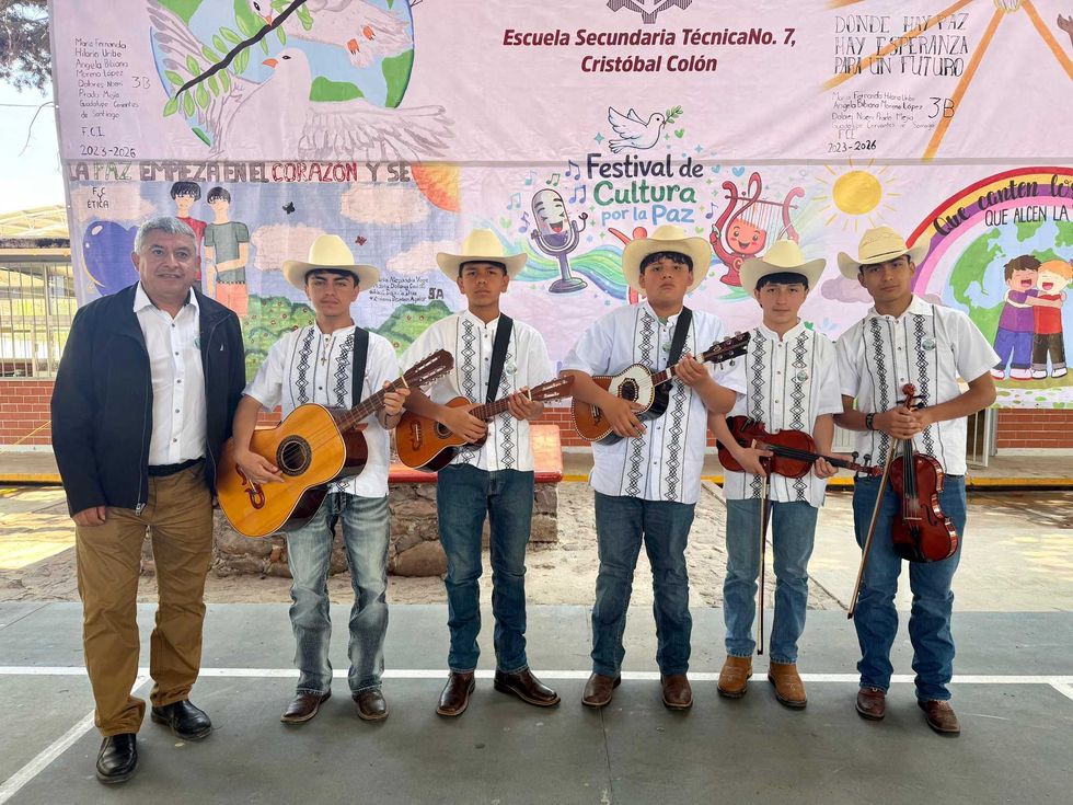 Alumnos de secundarias t\u00e9cnicas en festival de Cultura por La Paz en Col\u00f3n, Quer\u00e9taro