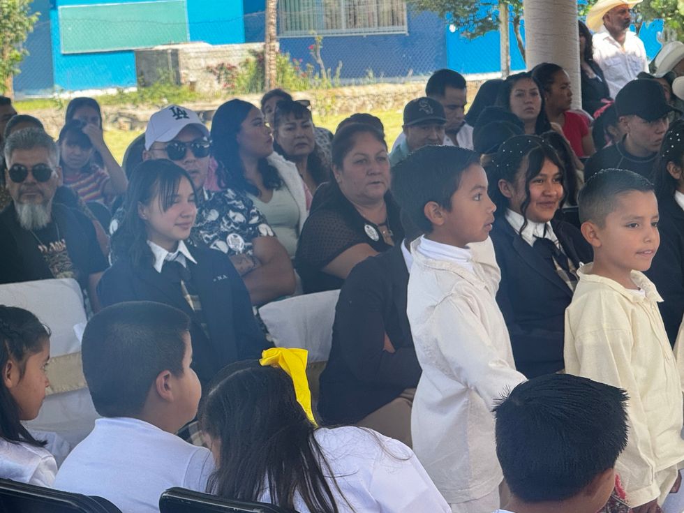 Alumnos y familiares durante la graduaci\u00f3n de la primaria Benito Ju\u00e1rez de San Lorenzo El Chico.