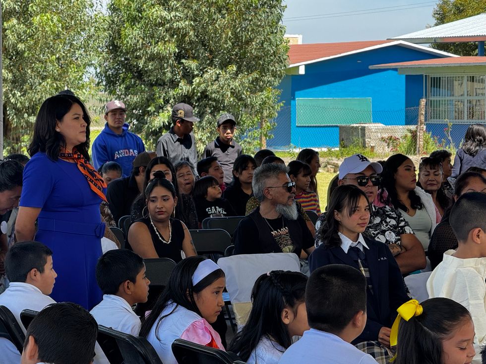 Alumnos y familiares durante la graduaci\u00f3n de la primaria Benito Ju\u00e1rez de San Lorenzo El Chico.