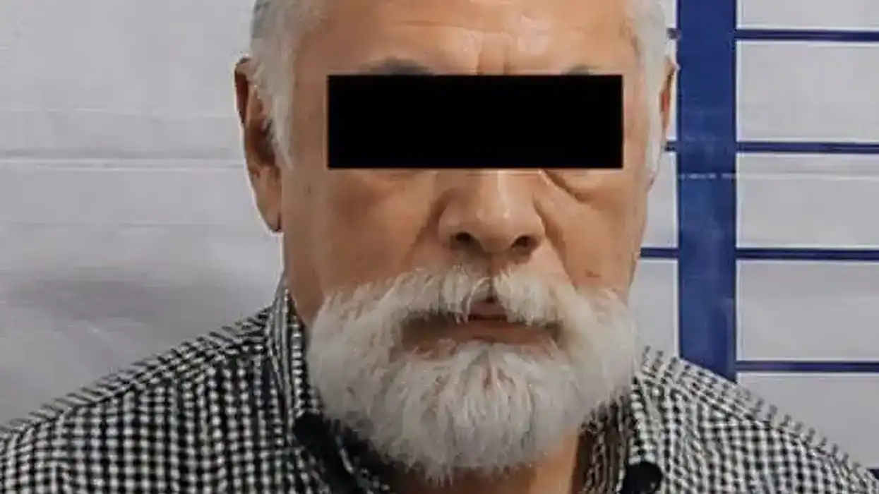 Álvaro "N", con los ojos cubiertos, tras su detención por un secuestro de 1996 en Querétaro