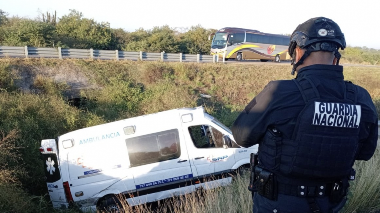 Ambulancia cayó en desnivel del divisor central en km 99+400; personal de emergencia trabaja en su extracción.