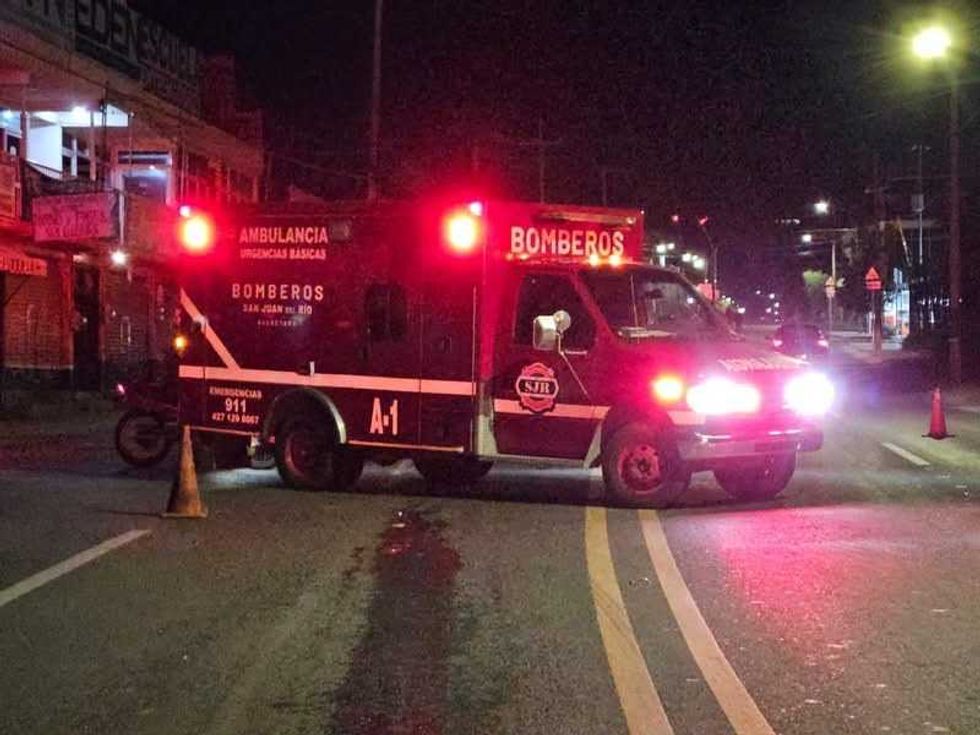 Ambulancia de Bomberos de San Juan del R\u00edo durante operativo por incendio en Avenida Universidad.