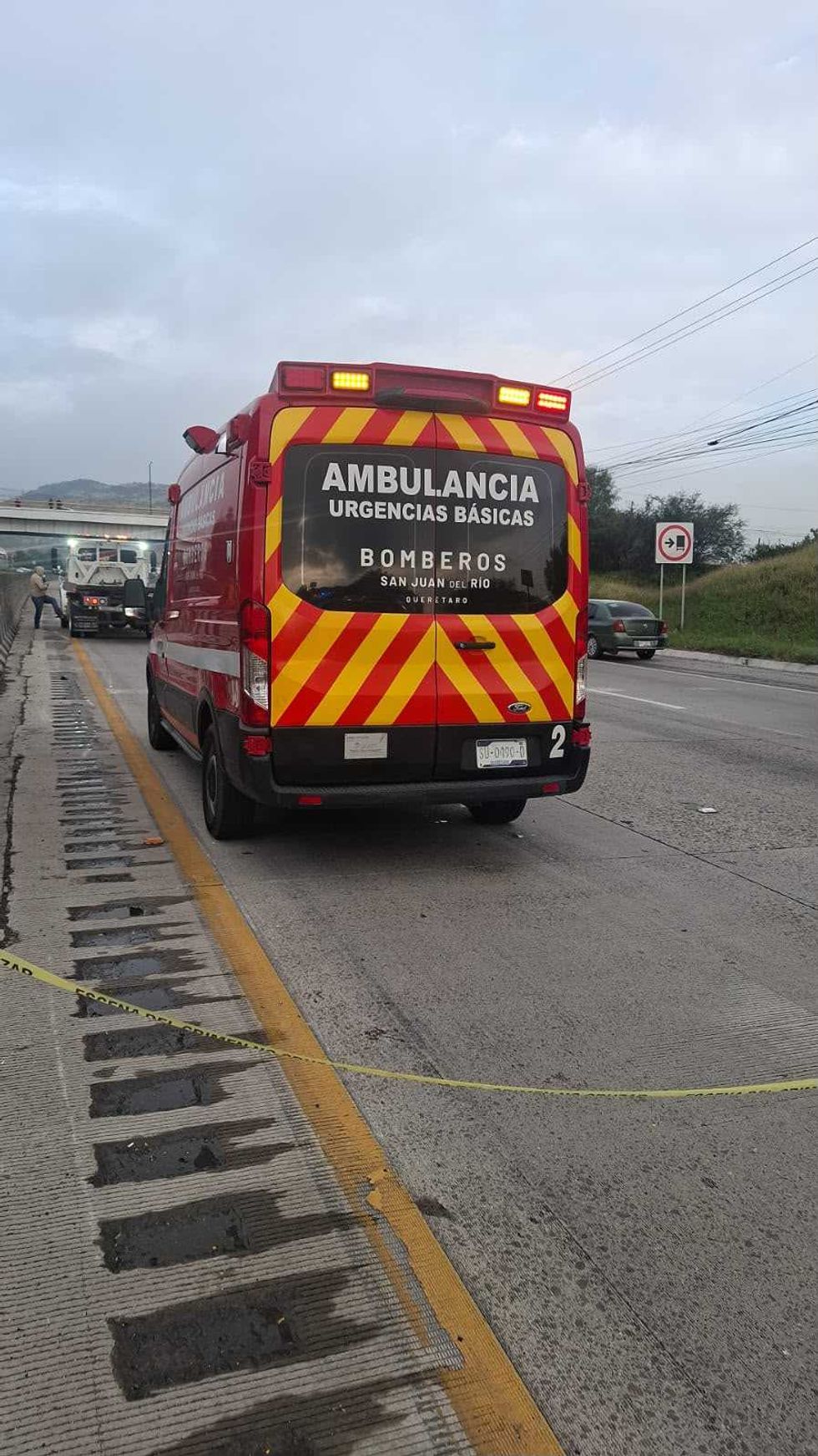 Ambulancia de Bomberos San Juan del R\u00edo en el lugar del accidente de motociclista en la autopista M\u00e9xico-Quer\u00e9taro.