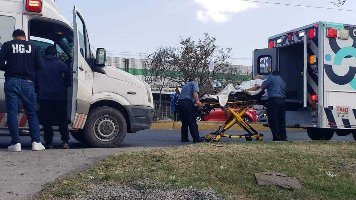 Ambulancia que colisionó contra motocicleta mientras trasladaba paciente al IMSS en San Juan del Río.