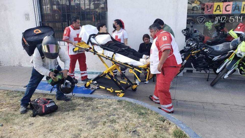 Ambulancia que colisionó contra motocicleta mientras trasladaba paciente al IMSS en San Juan del Río.