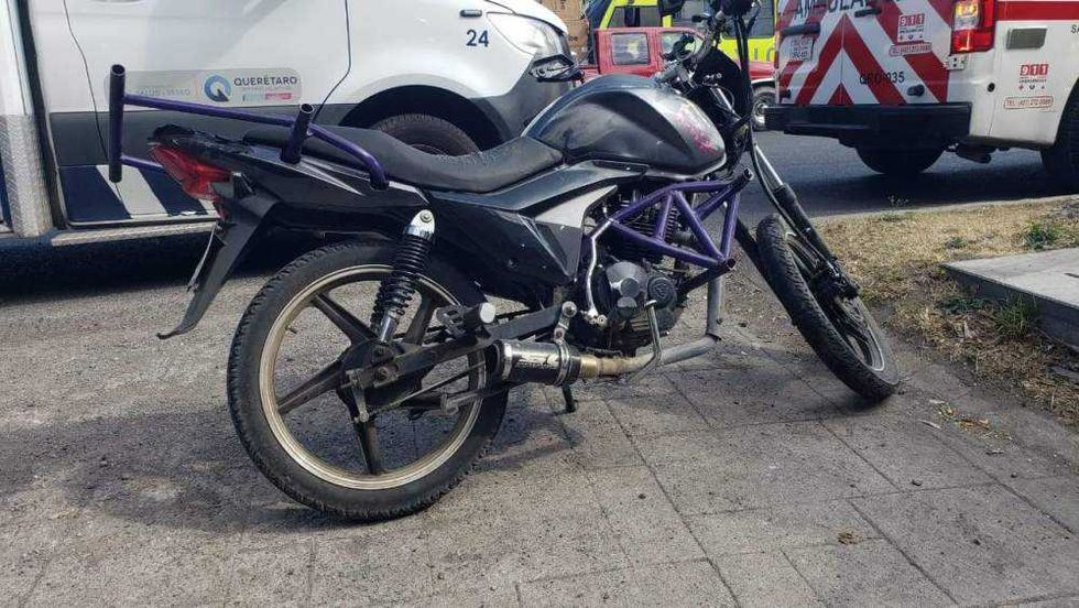 Ambulancia que colisionó contra motocicleta mientras trasladaba paciente al IMSS en San Juan del Río.