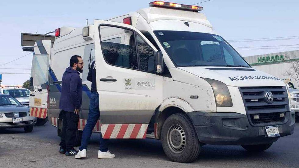 Ambulancia que colisionó contra motocicleta mientras trasladaba paciente al IMSS en San Juan del Río.