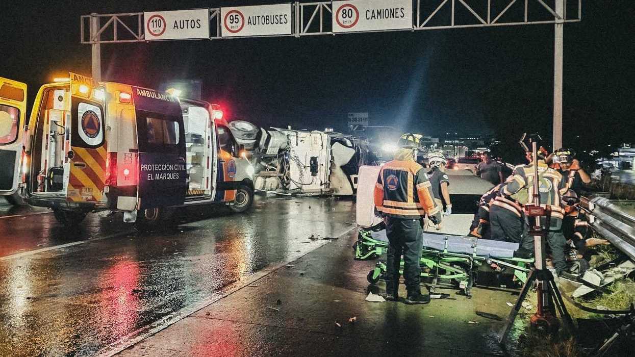 Ambulancia y personal de rescate en el lugar de la volcadura de un tractocamión en la autopista México-Querétaro, a la altura de San Isidro Miranda, El Marqués.
