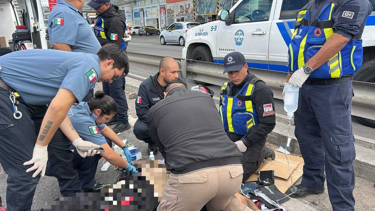 Ambulancias, policías municipales y paramédicos en los carriles centrales de Avenida 5 de Febrero, Querétaro, tras un accidente de motocicleta