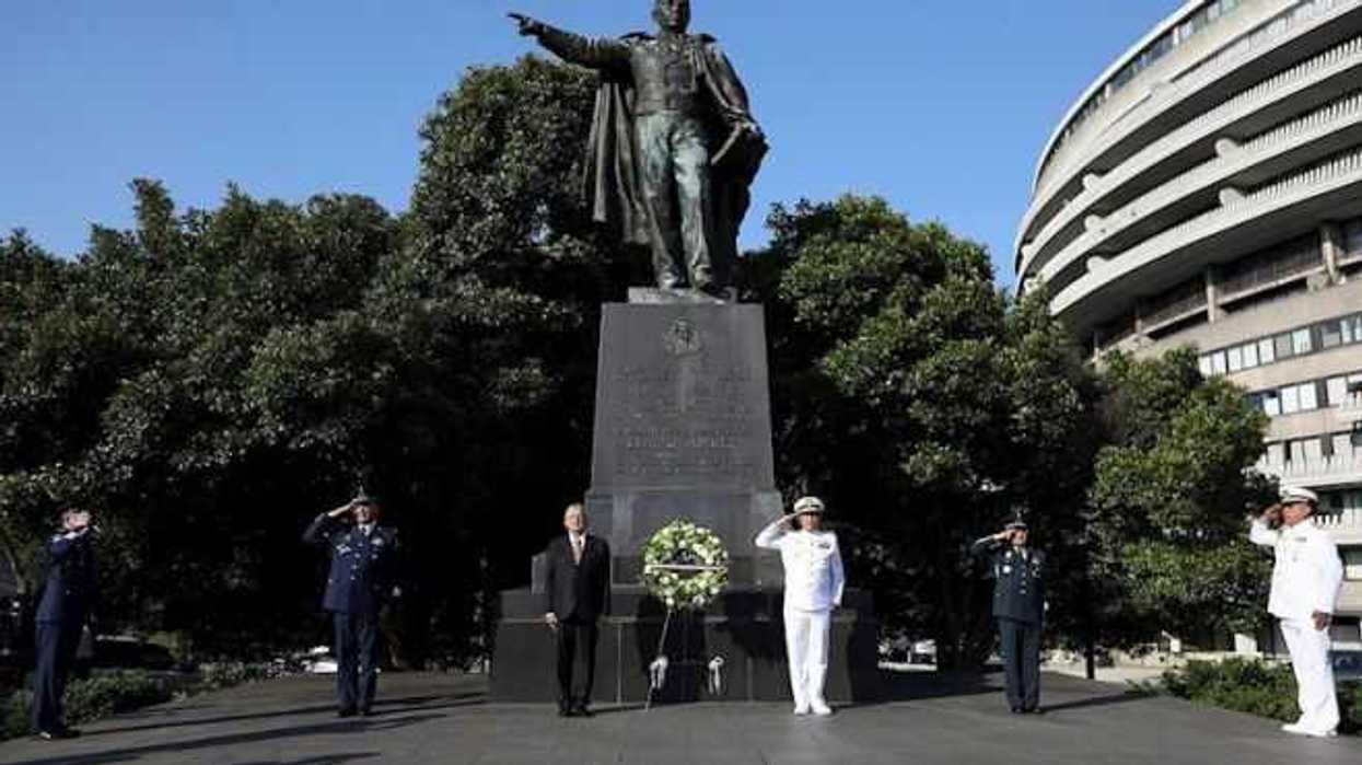 amlo-homenaje-juaerez-efe