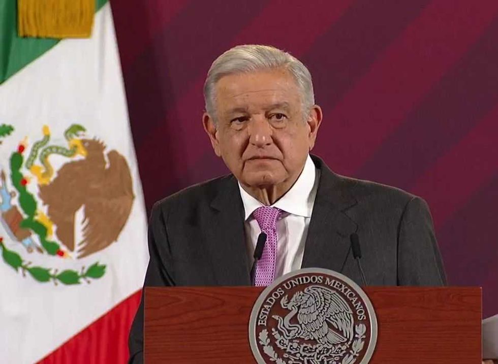 AMLO pide a aspirantes de Morena a actuar con prudencia ante revelación de encuestas.