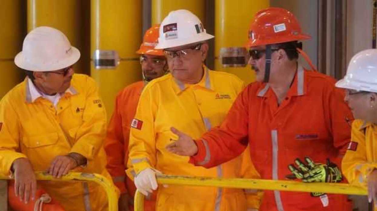 Amlo visita plataforma petrolera en Tabasco