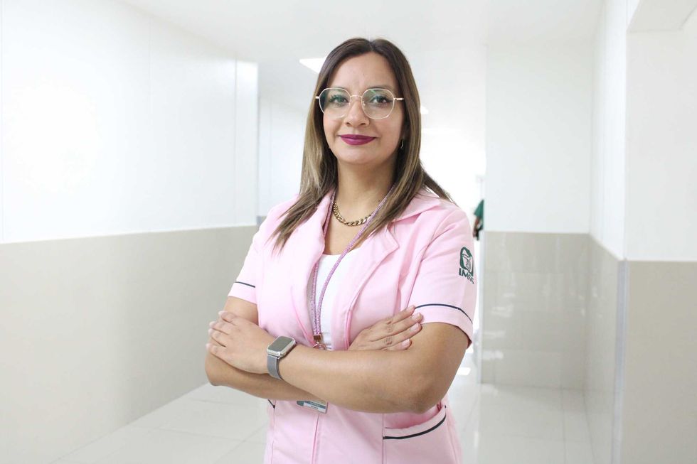 Ana Isabel Castillo Lanestosa, jefa de Nutrici\u00f3n del HGR No. 1 del IMSS Quer\u00e9taro, con uniforme rosa institucional.