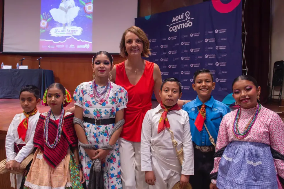Ana Paola L\u00f3pez Birlain posa con bailarines infantiles de huapango huasteco