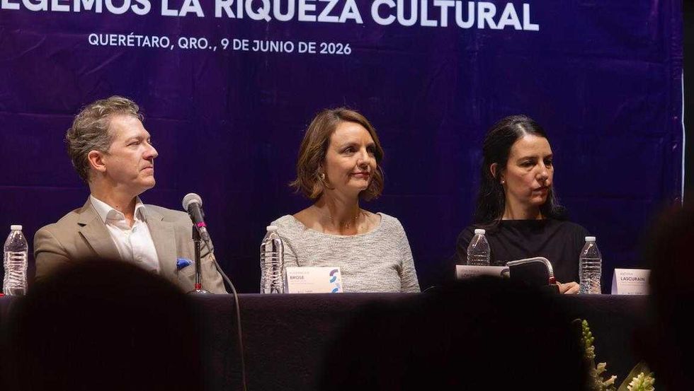 Ana Paola L\u00f3pez Birlain y Alexander Brose durante la firma del convenio musical entre SECULT y Royal Conservatory.
