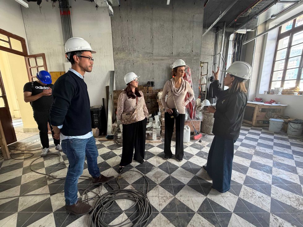 Ana Paola L\u00f3pez Birlain y su comitiva recorren un espacio interior en rehabilitaci\u00f3n dentro del Bronx Distrito Creativo de Bogot\u00e1