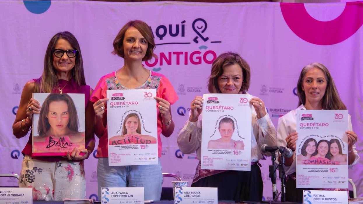 Ana Paola López Birlain, Lourdes Cota Elorriaga, Ana María Cue Hurle y Fátima Prieto Bustos sostienen carteles de la campaña Pink Power en Querétaro.
