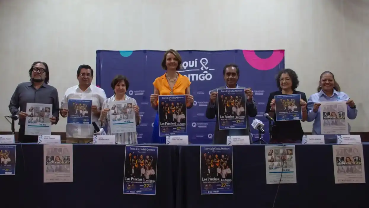 Ana Paola López Birlain sostiene el cartel del festival del bolero junto a organizadores en Querétaro