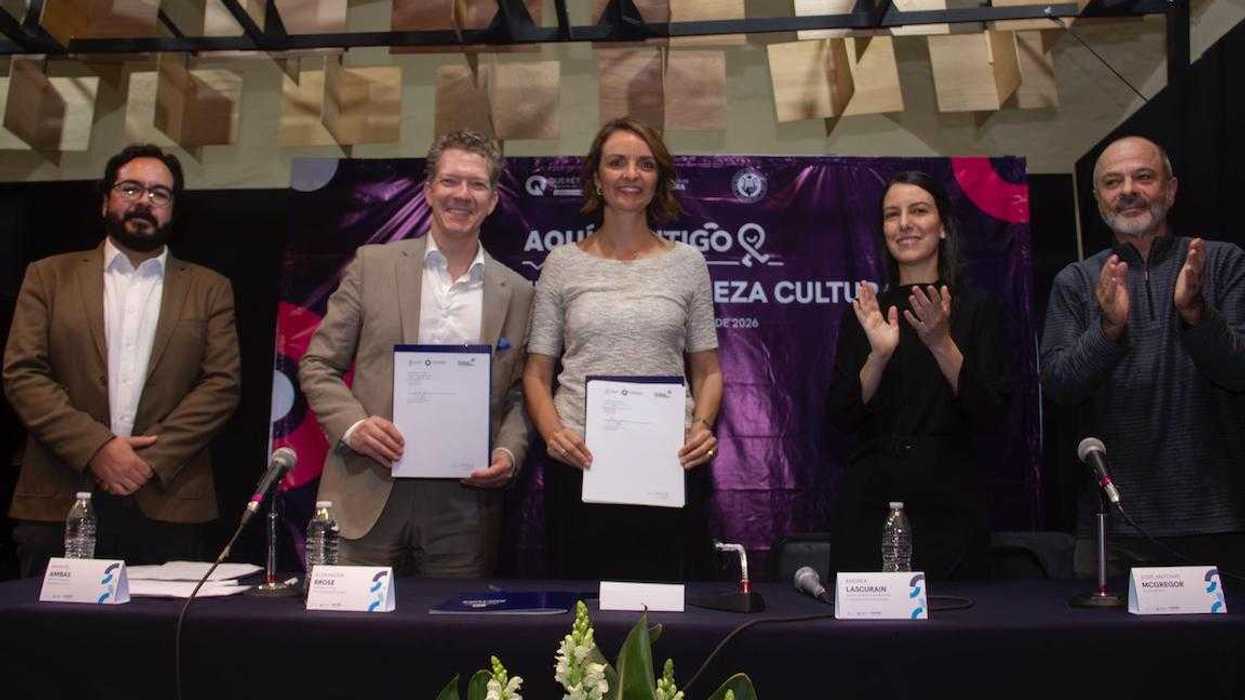 Ana Paola López Birlain y Alexander Brose durante la firma del convenio musical entre SECULT y Royal Conservatory.