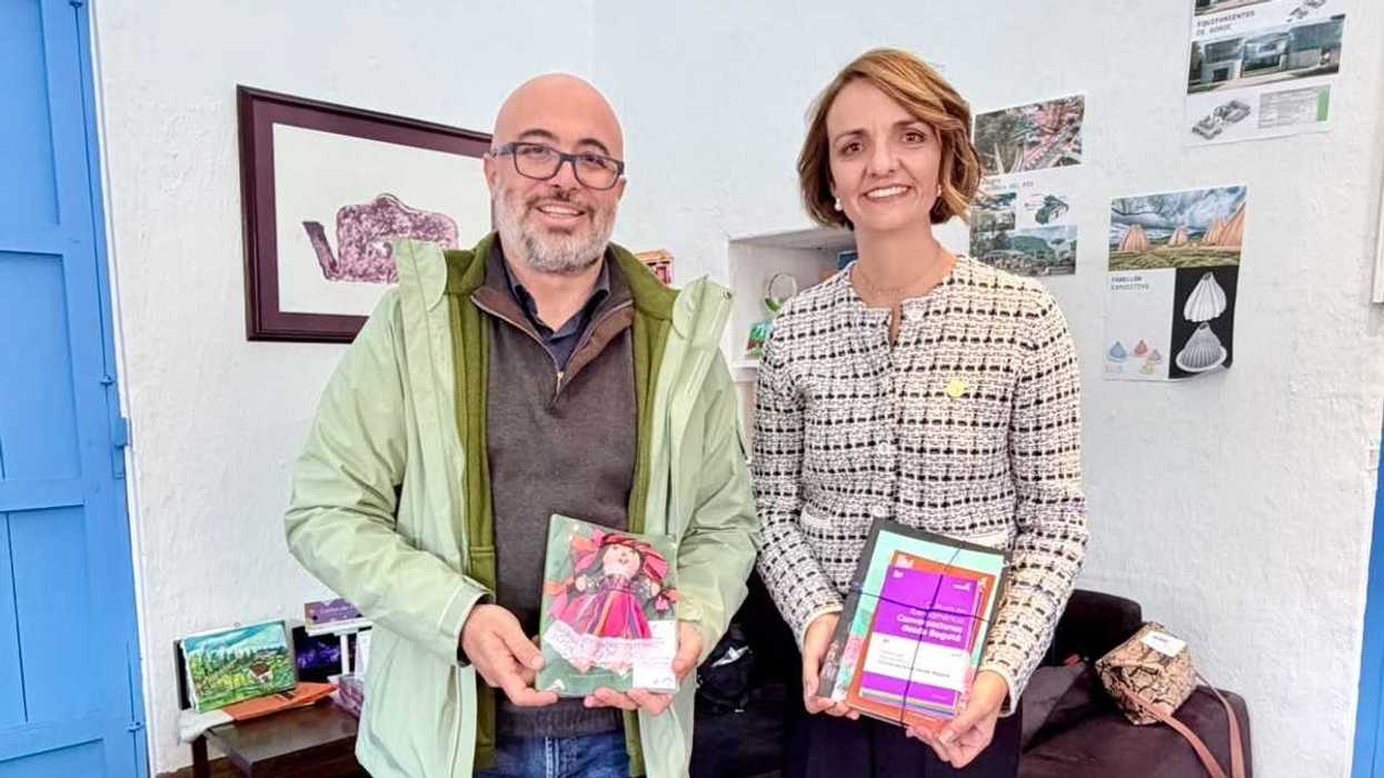 Ana Paola López Birlain y funcionarios de Bogotá durante reunión de trabajo sobre economía creativa