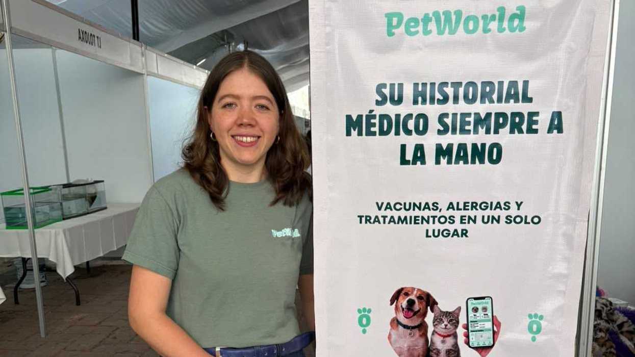 Ana Paula Sada, fundadora de PetWorld, junto a un cartel de la aplicación en la Expo Acuario de San Juan del Río
