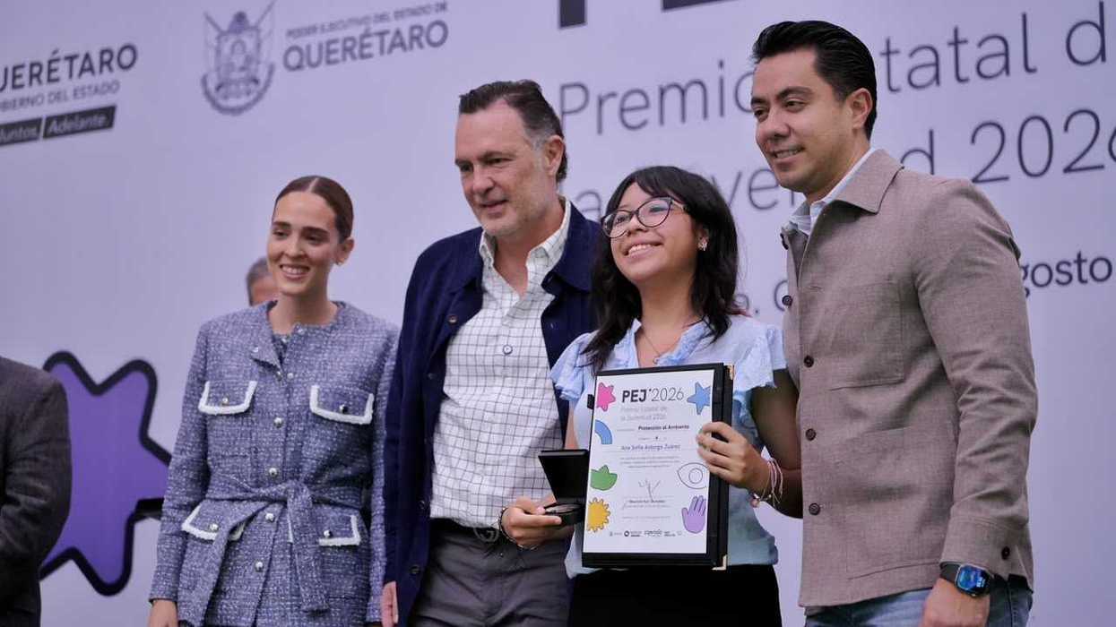 Ana Sofía Astorga Juárez recibe el Premio Estatal de la Juventud 2026 en la categoría Protección al Ambiente, en Querétaro.