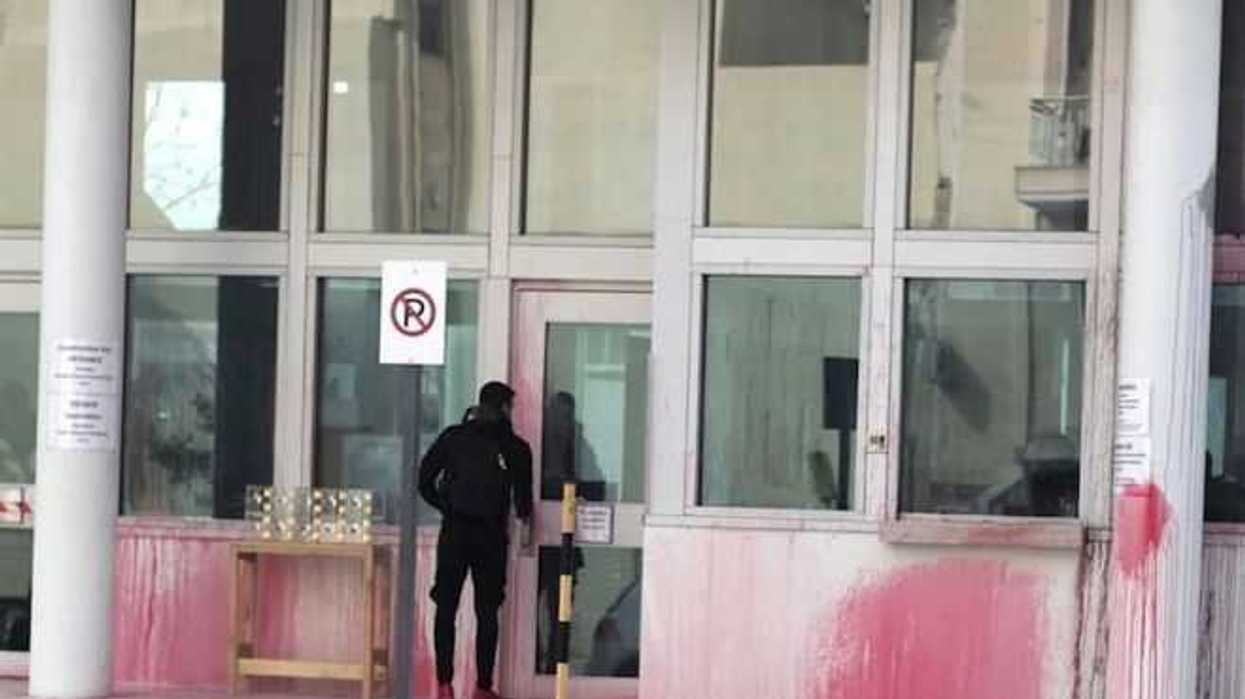 anarquistas-lanzan-pintura-contra-embajada-de-eua-en-grecia