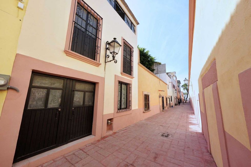 Andador Jes\u00fas Garc\u00eda rehabilitado en el Centro Hist\u00f3rico de Quer\u00e9taro con nuevo adoqu\u00edn, luminarias LED y fachadas pintadas