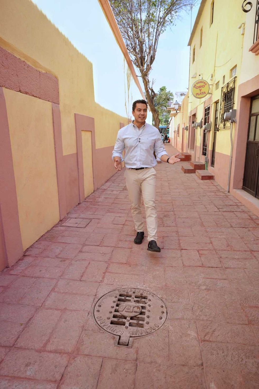 Andador Jes\u00fas Garc\u00eda rehabilitado en el Centro Hist\u00f3rico de Quer\u00e9taro con nuevo adoqu\u00edn, luminarias LED y fachadas pintadas