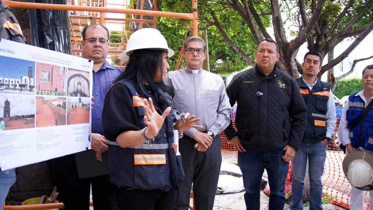 Andamiaje envuelve la torre campanario del Templo de San Juan de Dios durante su rehabilitación, en San Juan del Río.