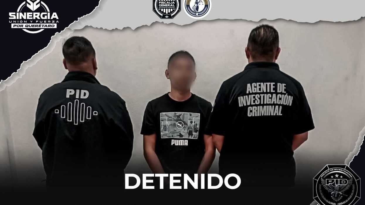 “Andi”, detenido en San Miguel de Allende por robo equiparado, con el rostro difuminado entre dos agentes de investigación