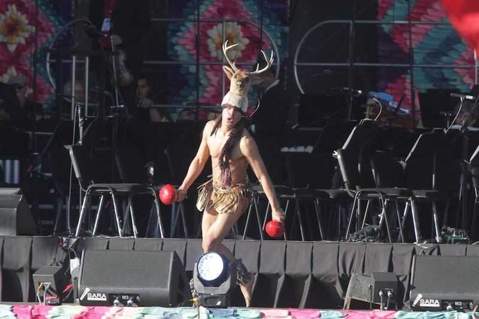 andres manuel hace suyo el zocalo