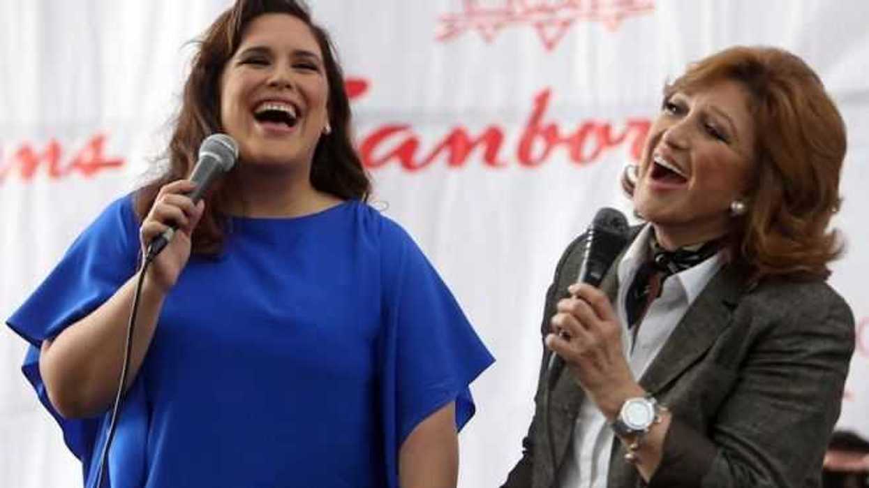 Angélica María cumplirá el año entrante un sueño añejo de presentar un espectáculo musical de manera conjunta con su hija Angélica Vale, con quien grabó un disco de éxitos titulado “Dinastía”. FOTO/NOTIMEX