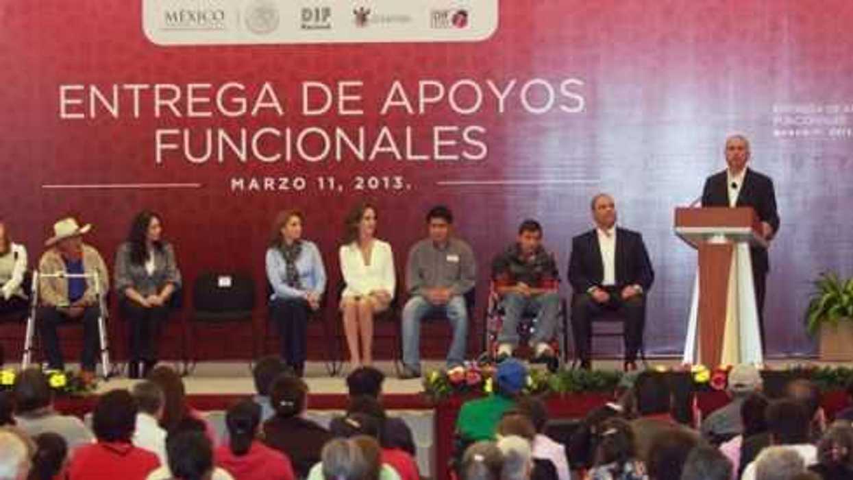 Ángelica Rivera de Peña entrega apoyos en Querétaro.